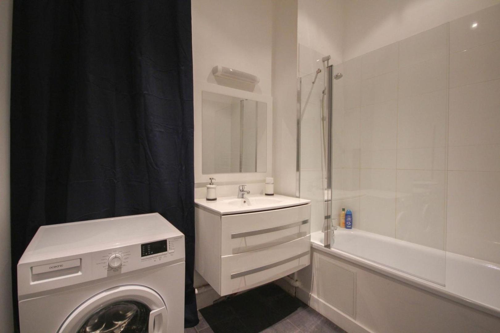 2-Bedroom Flat + Private Car Park. Lille Luaran gambar
